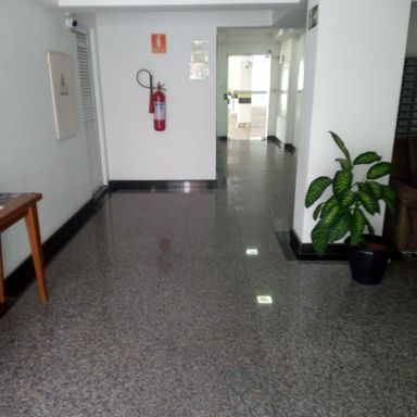 hall de entrada com acesso a garagem