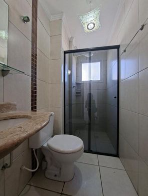 banheiro bem arejado com box de vidro