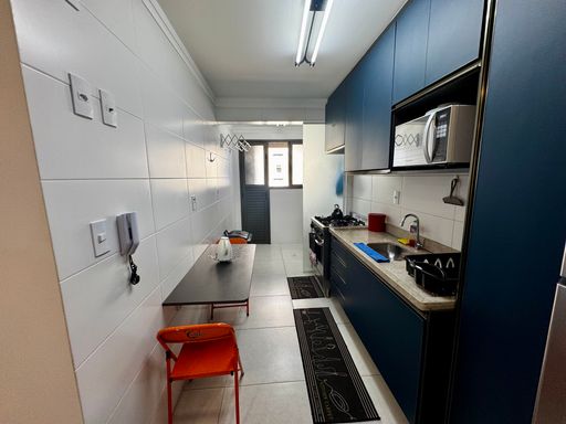 cozinha com acesso a lavanderia e área técnica