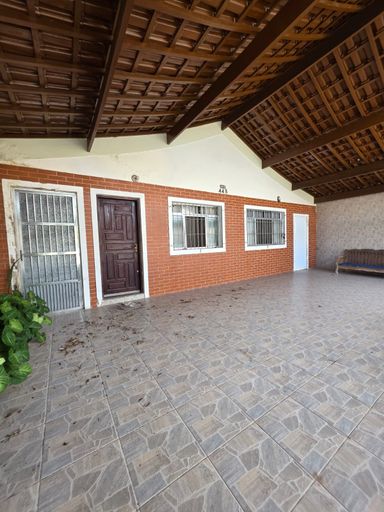 Fachada da casa com cobertura integral de garagem