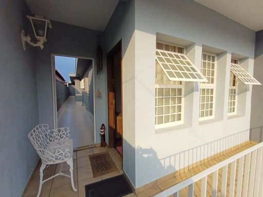 entrada principal com acesso a sala e ao corredor com entrada para sala de jantar