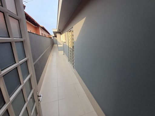 amplo quintal com entrada para sala de jantar