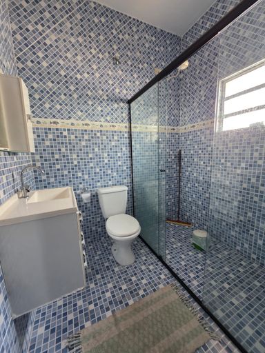 Banheiro com amplo box blindex
