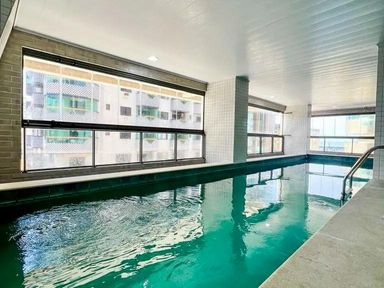 ampla piscina adulto e infantil aquecida e coberta