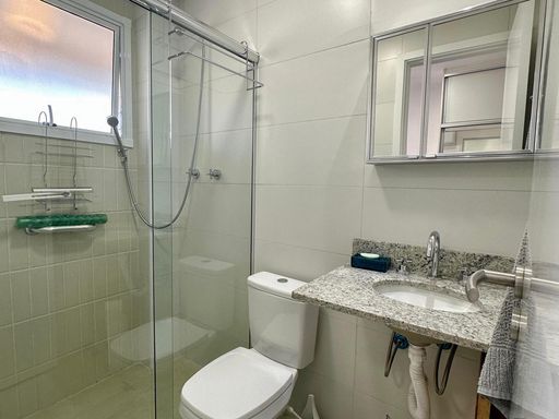 banheiro sa suíte com box blindex, bem arejado