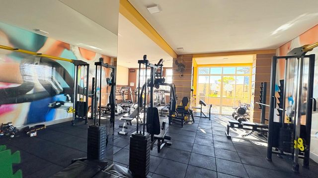 academia bem equipada e arejada