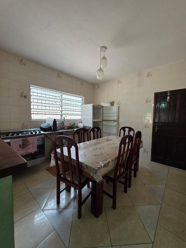 Ampla cozinha arejada padrão americana