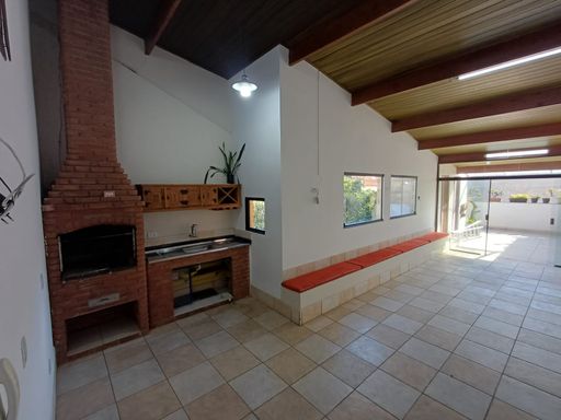 piso superior com espaço gourmet com churrasqueira a carvão, bem arejado, com fechamento em vidro de correr para área externa