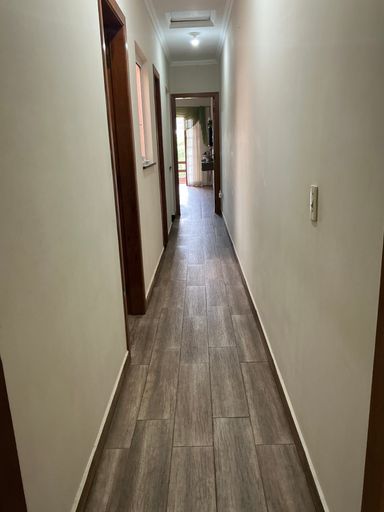 piso superior, corredor com acesso aos dormitórios