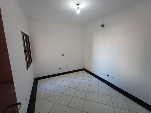 amplo dormitório com vista privilegiada arborizada