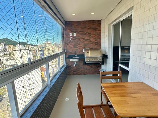 ampla varanda gourmet envidraçada com vista privilegiada, churrasqueira e cortina blackout