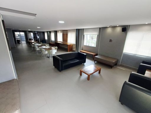 amplo salão de festas em total requinte, semi integrado ao espaço gourmet com churrasqueira a carvão e forno a lenha