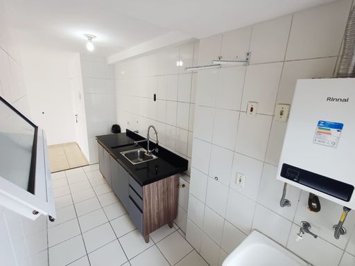 cozinha semi integrada a área de serviço com acesso a entrada principal