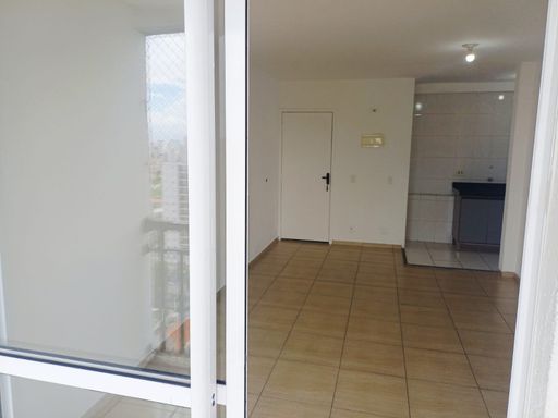 sala ampla 2 ambientes com acesso a entrada principal e a cozinha