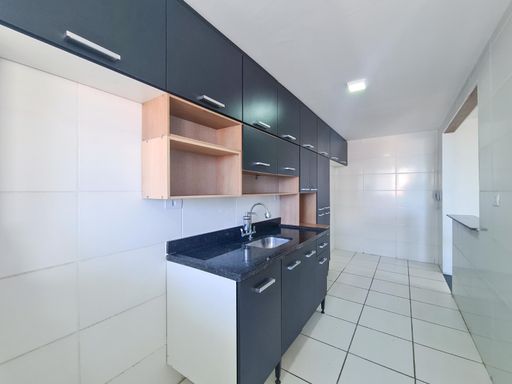 cozinha com armários planejados semi integrada a sala 2 ambientes