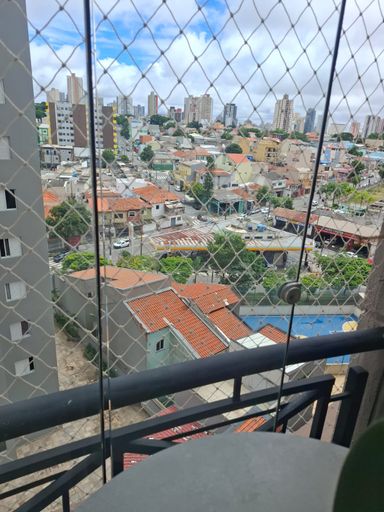 sacada envidraçada com vista de frente para rua principal