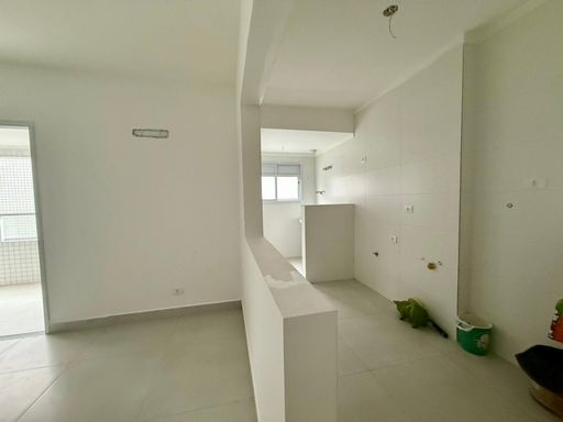 cozinha semi integrada a área de serviço bem arejada