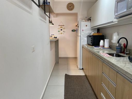 cozinha com armários planejados de primeira qualidade e ampla pia em granito