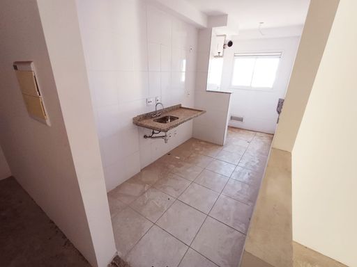 cozinha semi integrada a área de serviço arejada em bem iluminada
