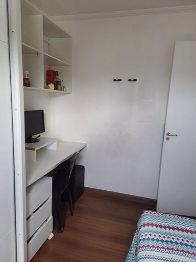 dormitório 2 bem arejado com móveis planejados e espaço home office