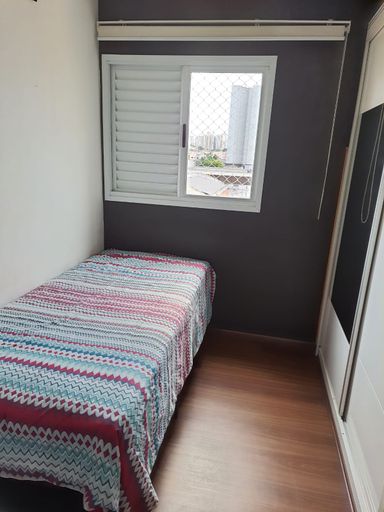 dormitório 2 bem arejado com móveis planejados e espaço home office