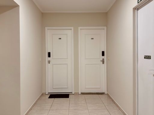 hall do apartamento com fechadura eletrônica