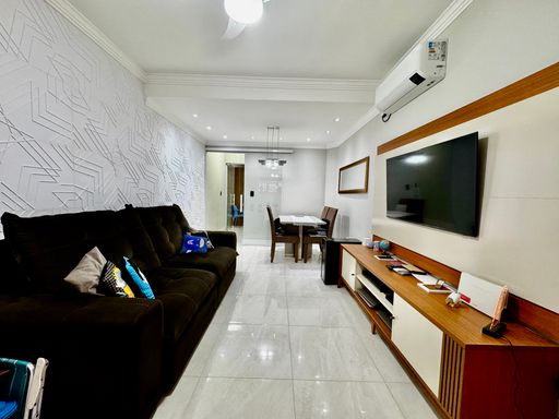 sala bem iluminada com 2 ambientes