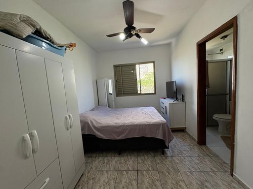 ampla suíte com vista livre e ventilador de teto