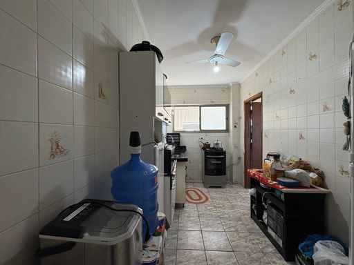 cozinha bem arejada com ampla pia em granito preta