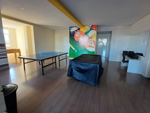amplo salão de festas com espaço gamer