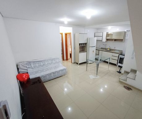sala semi integrada a cozinha com acesso aos dormitórios e ao banheiro social