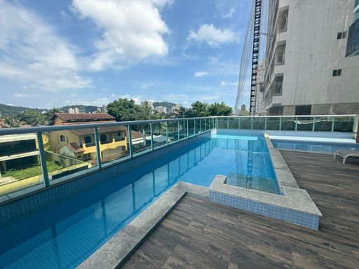 ampla piscina adulto e infantil com raia e vista livre