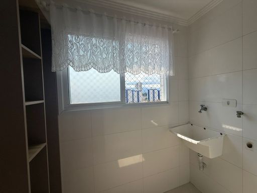 área de serviço bem arejada com vista livre e armário planejado