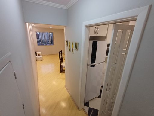 entrada principal com acesso a sala 2 ambientes e a cozinha