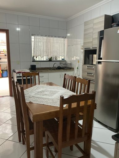 cozinha ampla com acesso ao quintal e a área de serviço
