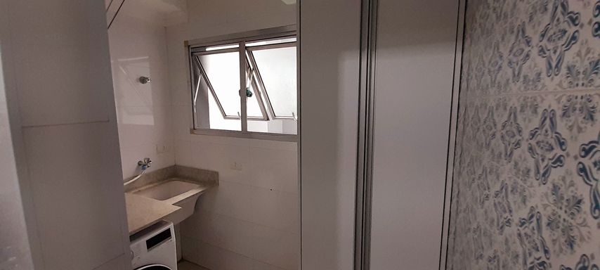 área de serviço bem arejada com armários planejado