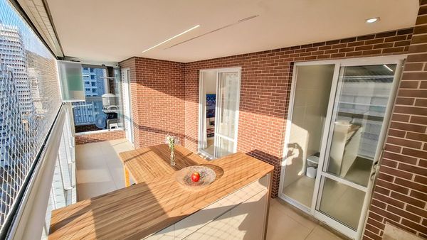 ampla varanda gourmet envidraçada com tela de proteção com acesso a sala 2 ambientes, ao dormitório e a área de serviço