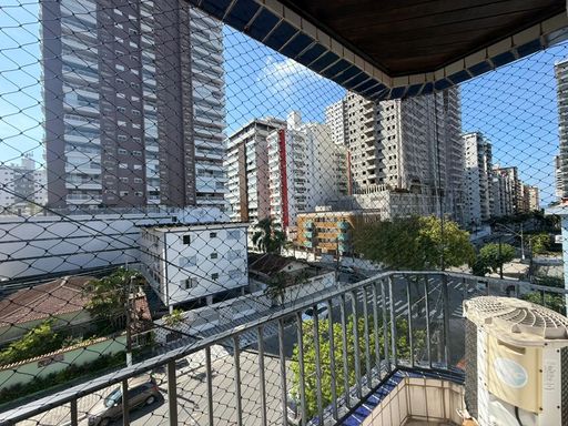 sacada com vista livre e tela de proteção, com acesso ao dormitório