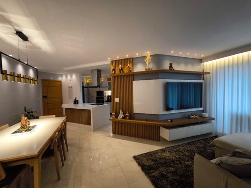 ambientes amplos, integrados e finamente decorados.