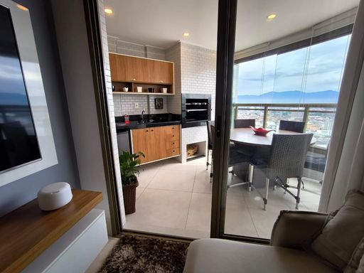 ampla varanda gourmet envidraçada com persianas e vista livre
