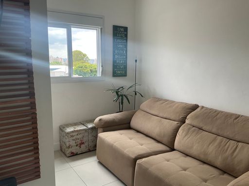 sala de estar bem arejada