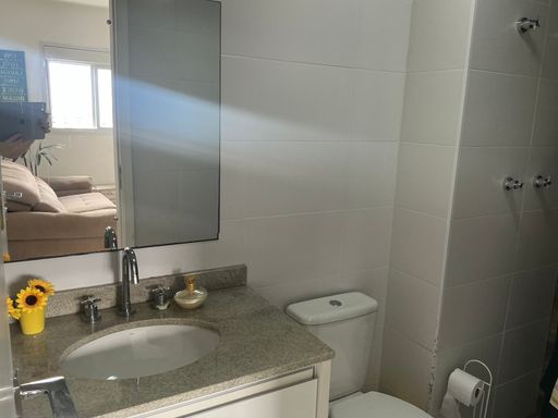 banheiro social com armário planejado