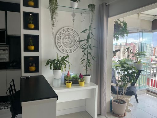 amplo espaço na sala 2 ambientes com iluminação natural e acesso a varanda gourmet