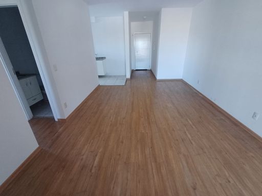 sala ampla 2 ambientes com acesso a entrada principal e a cozinha semi integrada