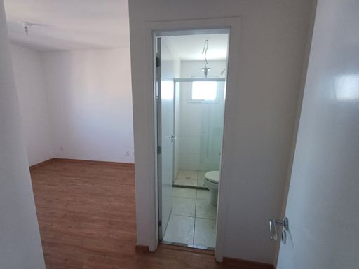ampla suíte bem iluminada com vista livre