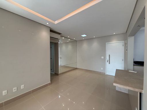 ampla sala 2 ambientes com teto rebaixado, ar condicionado,  sistema de iluminação diferenciada e acesso a entrada principal