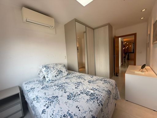dormitório 2 com armário planejado e ar condicionado