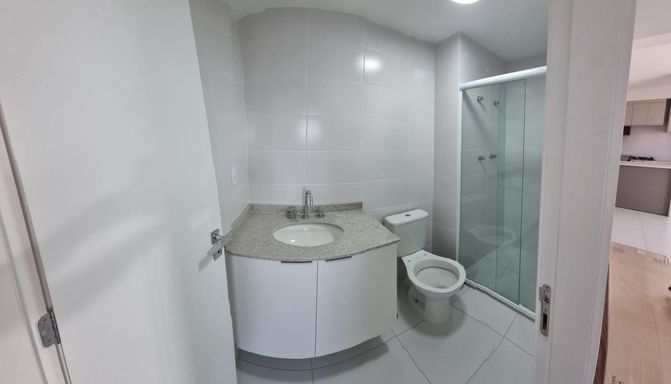 Banheiro social com box de vidro