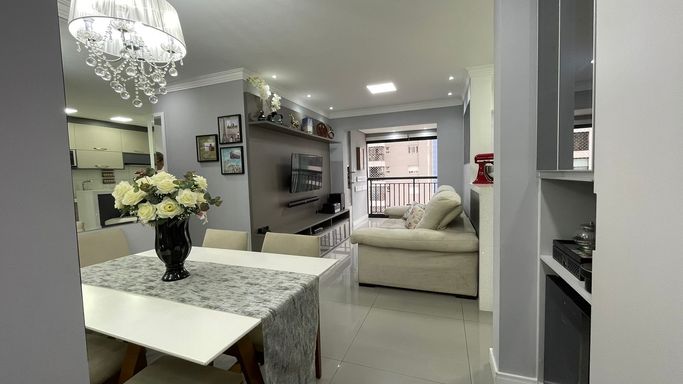 sala ampla 2 ambientes em total requinte com móveis planejados e acesso a varanda gourmet