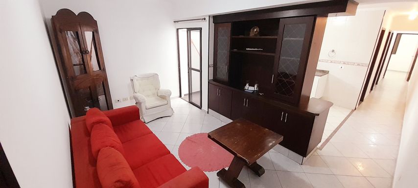 sala ampla com acesso a varanda envidraçada